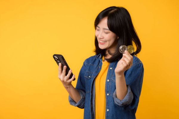 Ilustrasi perempuan rajin berinvestasi. Foto: Jirawatfoto/Shutterstock