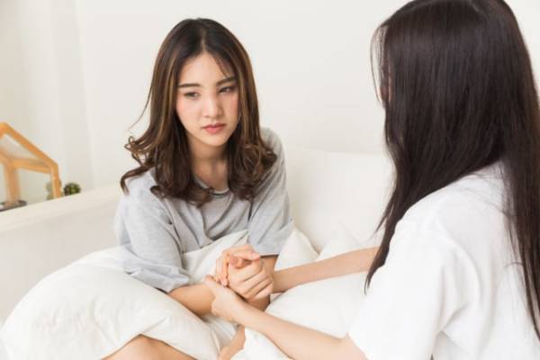 Ilustrasi perempuan curhat dengan orang terdekat. Foto: Shutterstock 