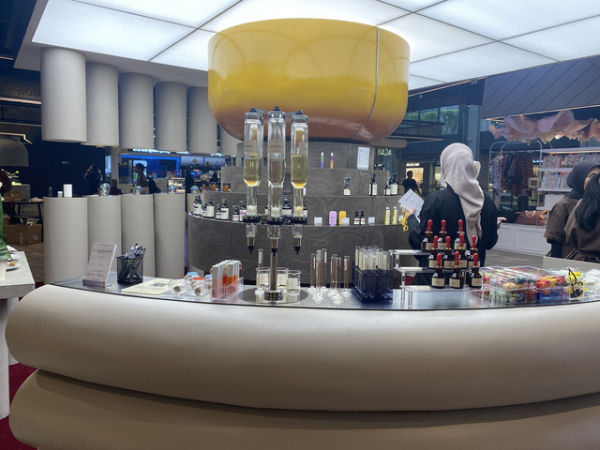 Atsiri menghadirkan pengalaman membuat parfum sendiri di store pemanennya. Foto: Naela Marcelina/Kumparan
