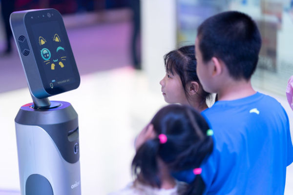 Anak berhadapan dengan artificial intelligence (AI). Foto: Shutterstock