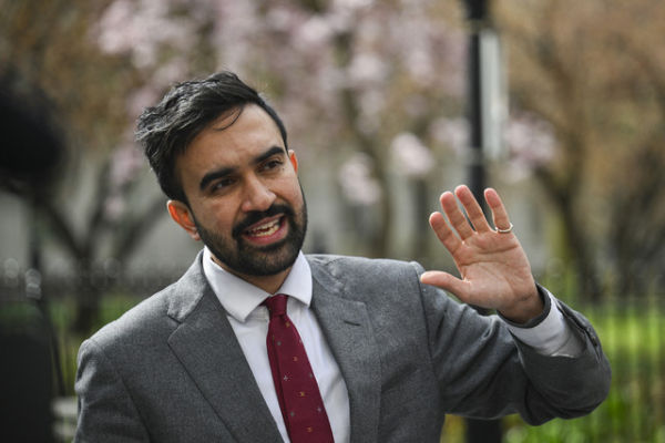 Calon wali kota New York City dan anggota DPR negara bagian dari partai Demokrat, Zohran Mamdani, berkampanye di New York City pada 16 April 2025. Foto: ANGELA WEISS / AFP