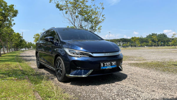 Mobil listrik BYD M6. Foto: Aditya Pratama Niagara/kumparan