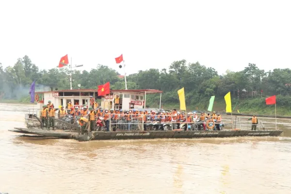 Nước sông Hồng chảy xiết, tạm dừng vận hành phà quân sự ở Phong Châu - Ảnh 1.