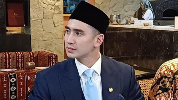 PERKARA BARAK MILITER - Foto arsip artis sekaligus anggota DPR RI, Verrell Baramasta pada 2024. Baru-baru ini, Verrell menjawab soal dirinya ditantang Bupati Purwakarta urus 15 siswa nakal usai kritik program pendidikan militer Gubernur Jawa Barat, Dedi Mulyadi, Senin (12/5/2025).