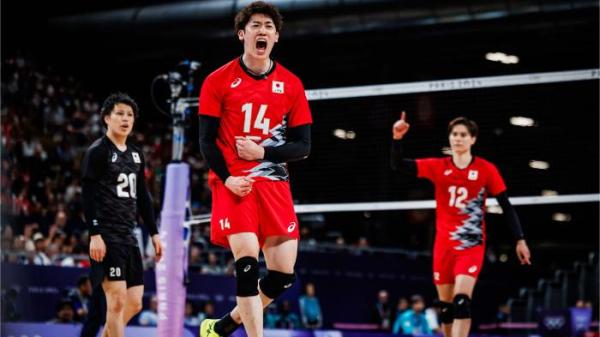 Kapten tim voli putra Jepang, Yuki Ishikawa (nomor 14) berteriak saat pertandingan hadapi Italia pada babak perempat final Olimpiade Paris 2024, Senin (5/8/2024) malam WIB.
