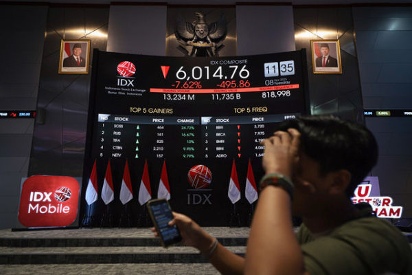 Layar digital menampilkan pergerakan Indeks Harga Saham Gabungan (IHSG) di Bursa Efek Indonesia (BEI), Jakarta, Selasa (8/4/2025).  Foto: Iqbal Firdaus/kumparan