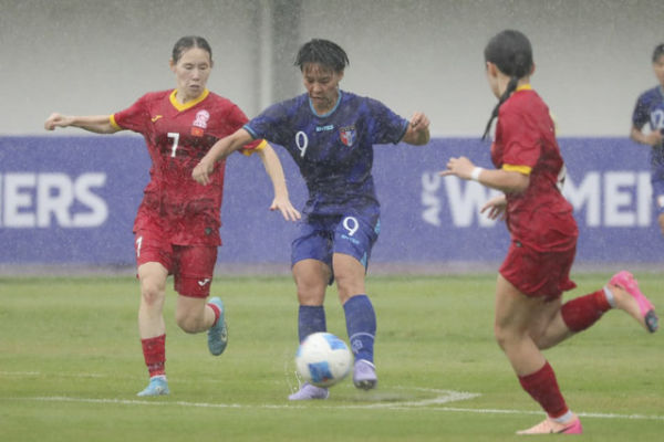 Timnas wanita Taiwan Li Yi-wen berusaha melewati dua pemain Timnas wanita Kirgizstan pada pertandingan grup D Kualifikasi Piala Asia Wanita 2026 di Indomilk Arena, Tangerang, Banten, Rabu (2/7/2025). Foto: Dicky Adam Sidiq/kumparan
