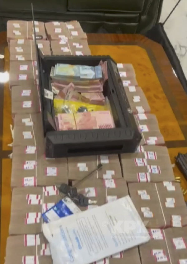 KPK menemukan uang tunai Rp 2,8 miliar dan dua pucuk senjata api di rumah eks Kadis PUPR Sumut, Topan Obaja Ginting. Foto: Dok. KPK
