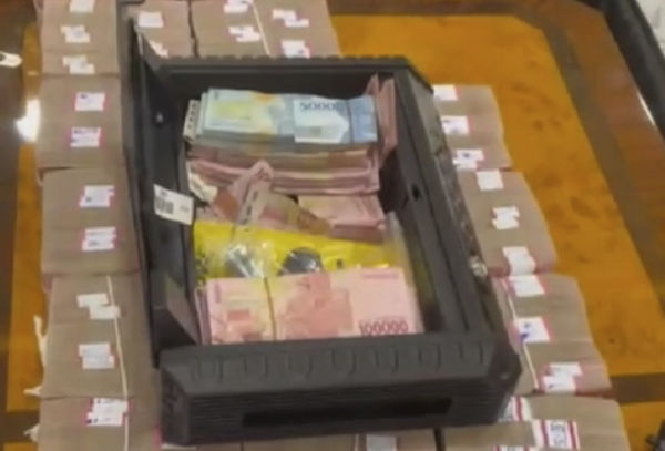 KPK menemukan uang tunai Rp 2,8 miliar dan dua pucuk senjata api di rumah eks Kadis PUPR Sumut, Topan Obaja Ginting. Foto: Dok. KPK