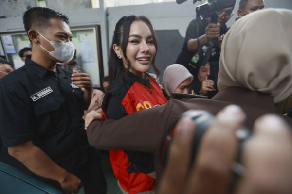 Terdakwa Nikita Mirzani tiba di Pengadilan Negeri Jakarta Selatan, Jakarta, Rabu, (2/7/2025). Foto: Agus Apriyanto