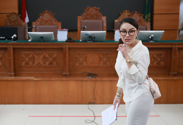 Terdakwa Nikita Mirzani saat menjalani sidang terkait kasus dugaan pemerasan secara elektronik dengan agenda pembacaan eksepsi di Pengadilan Negeri Jakarta Selatan, Jakarta, Selasa, (1/07/2025). Foto: Agus Apriyanto
