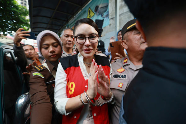 Nikita Mirzani saat tiba unjuk menjalani persidangan di Pengadilan Negeri Jakarta Selatan, Jakarta, Selasa, (1/07/2025). Foto: Agus Apriyanto