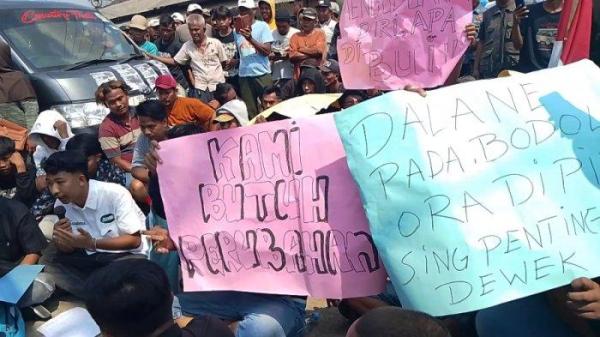 DEMO WARGA - Warga Desa Luwungragi, Kecamatan Bulakamba, Kabupaten Brebes mendemo Kepala Desa Akhmad Burhanudin di halaman kantor desa setempat, Rabu (2/7/2025). Warga menyebut Kades tersebut diduga main judi online hingga selewengkan Dana Desa. 