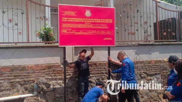 Kegiatan pemasangan tanda plang sita aset milik terpidana Rudhy Dwi Chrysnaputra yang berada di Kecamatan Dau, Malang, oleh Kejari Kota Malang, Rabu (4/9/2024). Rudhy adalah terpidana korupsi kredit fiktif BNI Syariah pada Pusat Koperasi Syariah Aliansi Lembaga Keuangan Mikro Islam (Puskopsyah Al Kamil).