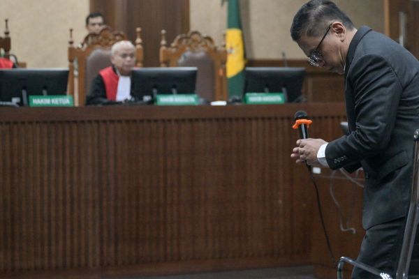 Terdakwa kasus dugaan suap pergantian antarwaktu (PAW) untuk anggota DPR Harun Masiku dan perintangan penyidikan, Hasto Kristiyanto (kanan) bersiap menjalani sidang di Pengadilan Tipikor, Jakarta, Kamis (3/7/2025). Sidang itu beragendakan pembacaan tuntutan oleh tim jaksa penuntut umum terhadap Hasto yang merupakan Sekjen PDI Perjuangan itu.