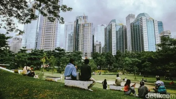 Ngabuburit jadi waktu melepas penat menjelang buka puasa. Hutan Kota GBK di Jakarta bisa jadi salah satu pilihan lokasi ngabuburit.