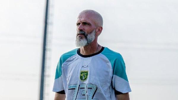 LATIHAN PERSEBAYA - Eduardo Perez saat memimpin latihan tim di Lapangan ABC Kompleks Stadion GBT.
Kredit Foto: Persebaya