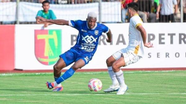 PEMAIN - Jhon Eddy Mena saat tampil bersama PSPS Riau di Liga 2 2024/2025. Ia akan membela Persela Lamongan di Liga 2 2025/2026, Rabu (2/7/2025).
