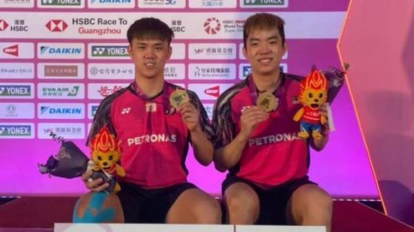 Ganda putra Negeri Jiran, Man Wei Chong (kanan)/Kai Wun Tee (kiri), meminta petuah kepada seniornya lantaran akan bertemu Minions di babak pertama Malaysia Open 2023