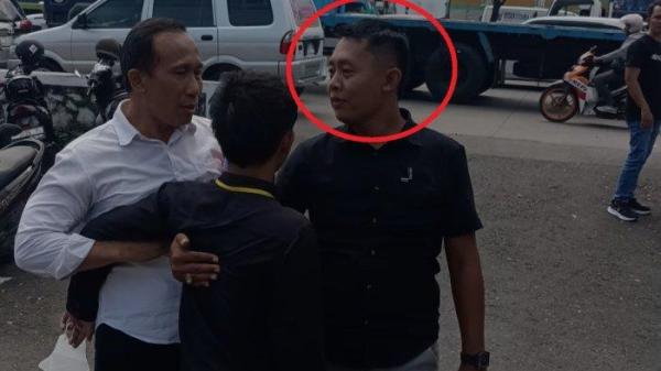 REBUTAN SAKSI - Saksi anak V menjadi rebutan antara kuasa hukumnya Zainal Petir dengan seorang pria diduga anggota kepolisian di depan  Pengadilan Negeri (PN) Semarang, Selasa (1/7/2025).