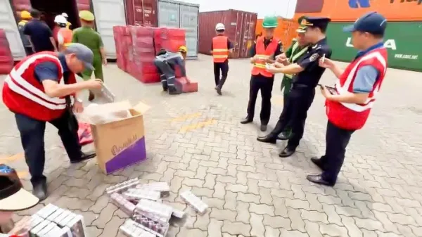 Hải quan phát hiện đường dây làm nhái thuốc lá 'khủng', bắt nhiều vụ buôn lậu lớn - Ảnh 1.