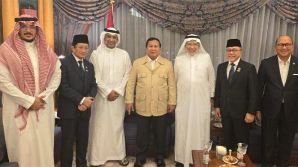 KAMPUNG HAJI - Menteri Agama RI Nasaruddin Umar turut mendampingi pertemuan Presiden Prabowo Subianto dengan Pangeran Mohammed bin Salman (MBS) di Arab Saudi, Kamis (3/7/2025). Pangeran MBS dukung penuh pembangunan Kampung Haji Indonesia.