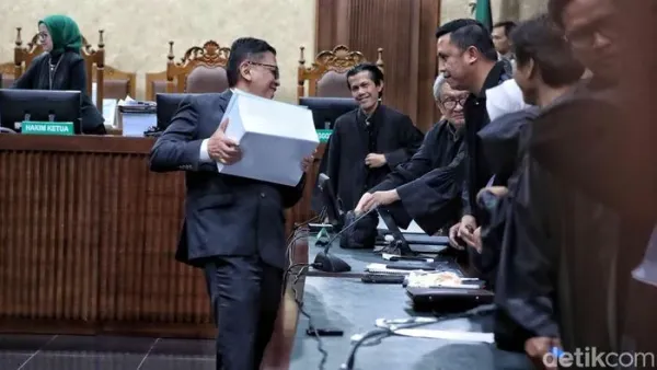 Sekretaris Jenderal PDIP Hasto Kristiyanto menjalani sidang tuntutan di Pengadilan Tipikor Jakarta Pusat, Kamis (3/7/2025). Jaksa KPK, Wawan Yunarwanto, menuntutnya 7 tahun penjara, denda Rp 600 juta, dan subsider 6 bulan kurungan jika tidak membayar denda tersebut.