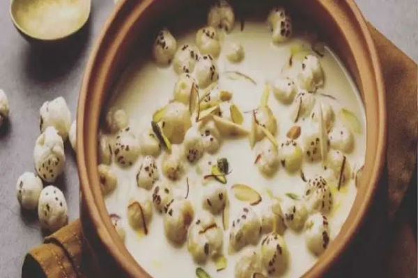 Before going to bed at night, boil makhana in milk and drink it, benefits will not be known, the whole body will change