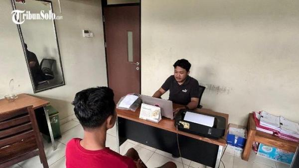 Kepolisian Sukoharjo mengamankan seorang residivis narkotika jenis sabu, Kamis (3/7/2025). Baru saja menghirup udara segar selama kurang lebih tiga bulan, residivis narkotika di Sukoharjo kembali diamankan polisi. (TribunSolo.com/ Anang Ma'ruf)
