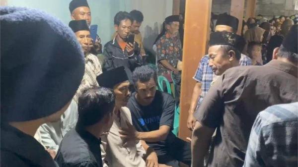 RUMAH DUKA - Suasana rumah duka Bagus Adi Prayogo Mahasiswa Kehutanan Universitas Gadjah Mada (UGM) di Dusun Ngembul Desa Butoh Kecamatan Ngasem Kabupaten Bojonegorodi penuhi pelayat, pada Kamis (3/7/2025). Isak tangis keluarga dan pelayat pecah saat mobil pembawa jenazah tiba dilokasi.
