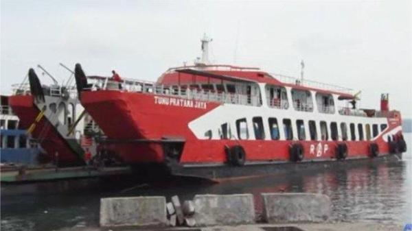 TENGGELAM - Empat dari 65 penumpang Kapal Motor Penyeberangan (KMP) Tunu Pratama Jaya yang tenggelam di Selat Bali Rabu malam ditemukan di Pesisir Cekik, Bali. Para korban ditemukan dalam kondisi selamat.