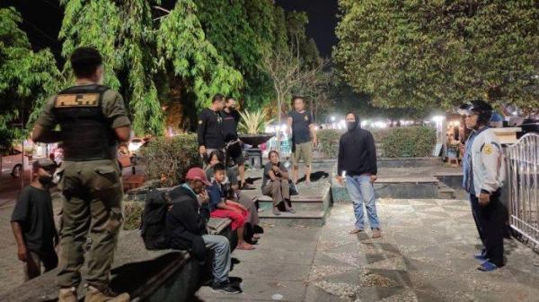 SURGA PENGEMIS - Satpol Pp Ponorogo saat melakukan razia di Alun-alun Ponorogo beberapa waktu lalu. Event Grebeg Suro 2025 yang digelar di Alun Alun Ponorogo,  menjadi surga bagi pengemis dan pengamen. Hal itu bukan tanpa alasan. Lantaran Satpol Pp berhasil mengamankan sedikitnya 10 orang pengemis dan pengamen. Mereka diamankan saat beroperasi di Alun-alun Ponorogo selama Grebeg Suro 2025.