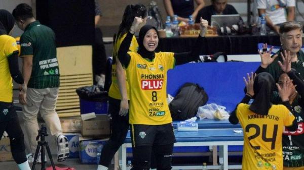 PROLIGA 2025 - Pevoli Gresik Petrokimia, Megawati Hangestri Pertiwi berselebrasi setelah mendapatkan poin saat melawan Electric PLN dalam perebutan tempat ketiga Proliga 2025 di Gor Amongrogo, Yogyakarta pada Sabtu (10/5/2025). Gresik Petrokimia keluar sebagai juara tiga setelah mengalahkan Electric PLN dengan skor 3-1 (25-15,20-25,25-19,25-21).