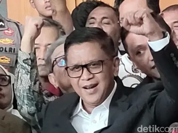 Hasto Kristiyanto teriak merdeka usai dituntut 7 tahun penjara. (Mulia Budi/detikcom)