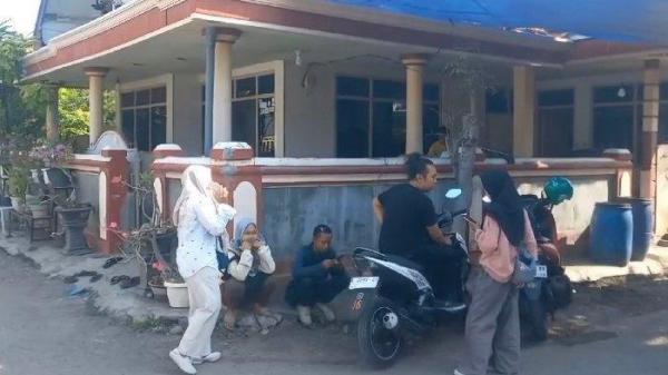 KORBAN KAPAL TENGGELAM - Suasana rumah duka salah satu korban KMP Tunu Pratama Jaya yang tenggelam di Selat Bali pada Rabu (2/7/2025) malam di Selat Bali. Salah satu korban meninggal dunia adalah Anang Suryono (56), sopir truk asal Kelurahan Mangunharjo, Kecamatan Mayangan, Probolinggo, Jawa Timur.