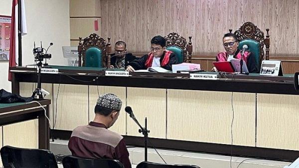 NEGARA RUGI - Nor Ifansyah, seorang pekerja swasta terseret kredit fiktif sebuah bank di Marabahan senilai Rp 5,9 miliar menjalani sidang perdana di Pengadilan Tipikor Banjarmasin, Kamis (3/7/2025). 