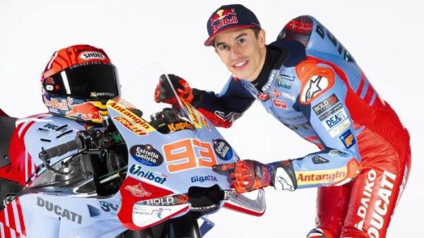 Marc Marquez bersama Livery baru Gresini Ducati untuk MotoGP 2024 dalam acara presentasi tim, Sabtu (20/1/2024).
