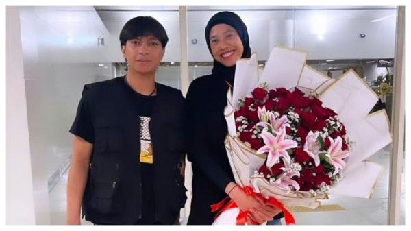 Dio Novandra (kiri) yang merupakan kekasih Megawati Hangestri Pertiwi (kanan) saat menyambut kedatangan sang pevoli dari Korea Selatan.