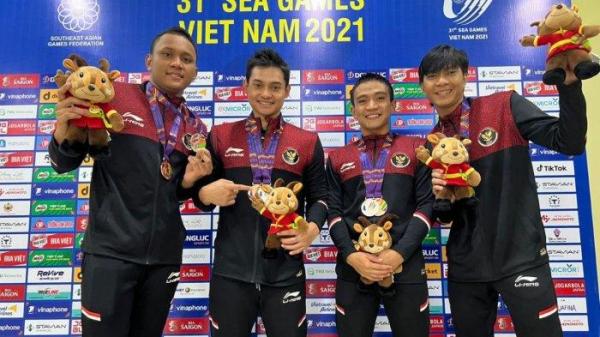 ATLET DIO NOVANDRA - Dio Novandra Wibawa saat meraih medali perak cabang olahraga finswimming nomor 4×200 meter surface relay sekaligus dalam ajang SEA Games 2021 di Hanoi, Vietnam, pada Juli 2022. Dio akan menikahi pemain voli nasional Megawati Hangestri di Jember Jawa TImur pada 4 Juli 2025.