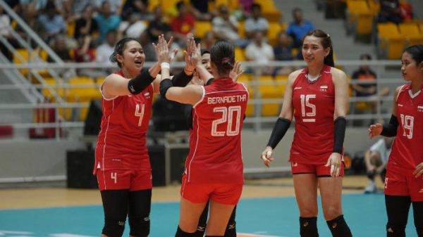 SKUAD VOLI INDONESIA - Skuad Timnas voli putri Indonesia sebelum pertandingan melawan Iran pada AVC Nations Cup 2025 di Dong Anh Gymnasium, Hanoi, Vietnam, Sabtu (7/6/2025).