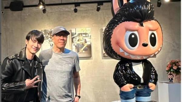 Potret Kasing Lung sosok di balik boneka Labubu bersama Mario Maurer.