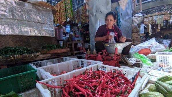 Stok cabai merah keriting di salah satu lapak pedagang Pasar Sentolo, Kulon Progo, Rabu (20/03/2024). Harga bahan pokok terpantau berangsur turun memasuki pekan kedua puasa.
