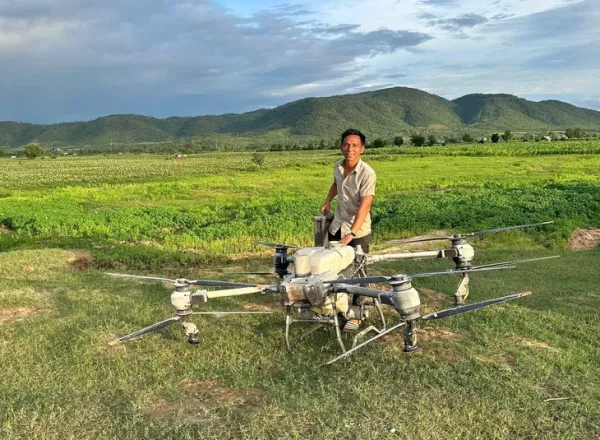 Người lái máy bay phun thuốc sâu cứu 2 em nhỏ giữa sông nói vừa cứu vừa... run- Ảnh 1. Người lái drone cứu 2 em nhỏ giữa sông nói vừa cứu vừa... run - Ảnh 1.