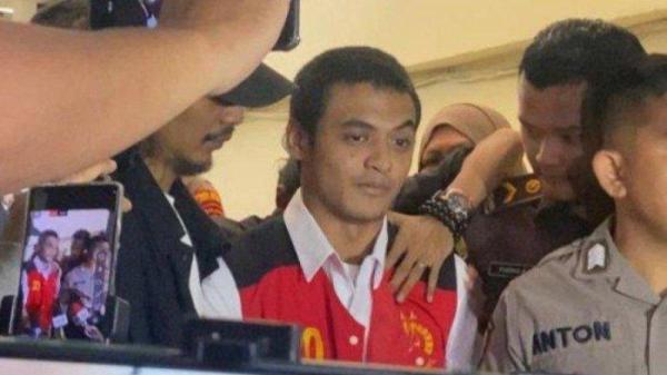 SIDANG - Seleb TikTok Vadel Badjideh mengenakan rompi tahanan untuk menjalani sidang kasus dugaan menghamili anak di bawah umur. Nikita Mirzani menjadi saksi pelapor.