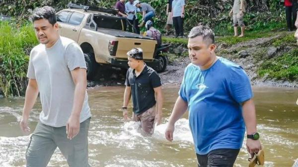 PENINJAUAN JALAN: Gubernur Sumut Bobby Nasution bersama Kepala Dinas PUPR Sumut Topan Obaja Ginting saat meninjau jalan di Sipiongot beberapa waktu lalu. Bobbu mengaku tidak tahu bahwa pihak PT DNG dan RN ikut dalam peninjauan ke Sipiongot. Ekspresi Bobby Nasution saat ditanya soal kedekatan dengan Topan Ginting, anak buah yang kini terjerat kasus korupsi KPK. 