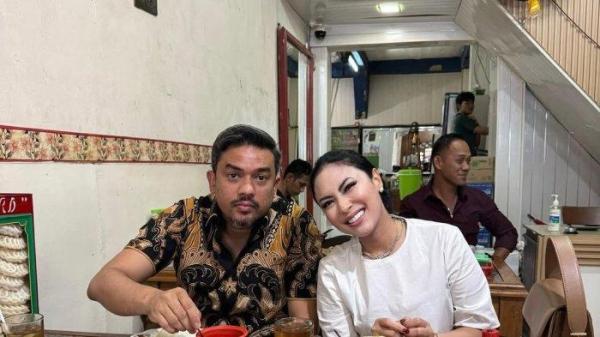 ISTRI MENTERI UMKM - Dalam foto: Menteri UMKM RI Maman Abdurrahman bersama istrinya, Agustina Hastarini. Simak sosok Agustina Hastarini alias Tina Astari, istri Menteri Usaha Kecil, Mikro, dan Menengah RI (Menteri UMKM) Maman Abdurrahman yang disorot setelah viral karena dinilai meminta fasilitas negara saat bepergian ke luar negeri.