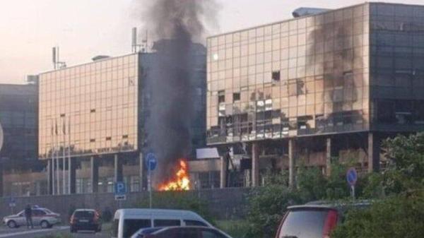 DISERANG DRONE - Satu di antara gedung terbakar di Elma Technopark pada pagi hari tanggal 28 Mei dampak serangan pesawat tak berawak besar Ukraina yang menargetkan kota Zelenograd. Dikenal sebagai Lembah Silikon Rusia, adalah pengembangan teknologi informasi, mikroelektronika, robotika, dan teknologi medis.