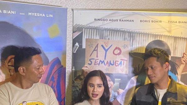 FILM BARU - Ringgo Agus Rahman, Tissa Biani dan Boris Bokir dalam jumpa pers perilisan poster dan trailer film Panggil Aku Ayah di Kawasan Senayan, Jakarta Pusat, Jumat (4/7/2025). Tissa Biani mendapat tantangan baru saat berperan dalam film Panggil Aku Ayah. (Fauzi Alamsyah).