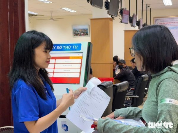 Thanh niên Đắk Lắk lập 102 tổ 'phản ứng nhanh' giúp dân làm thủ tục nhanh, gọn- Ảnh 3. Thanh niên Đắk Lắk lập 102 tổ 'phản ứng nhanh' giúp dân làm thủ tục nhanh, gọn- Ảnh 3.