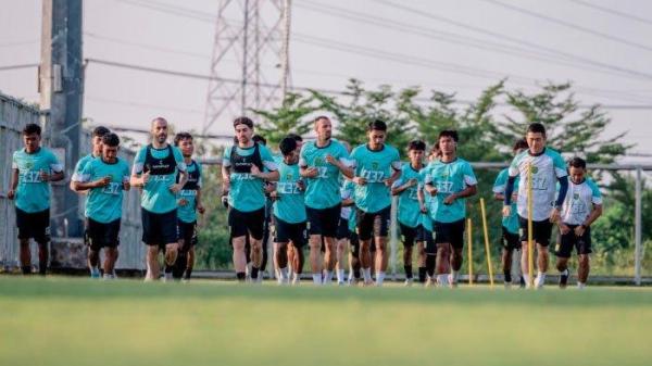 LATIHAN PERDANA - Pemain Persebaya Surabaya menjalani latihan perdana menatap musim 2025/2026 di Lapangan ABC Kompleks Stadion GBT Surabaya, Senin (23/6/2025) sore. Meski latihan perdana, latihan berlangsung hampir dua jam.